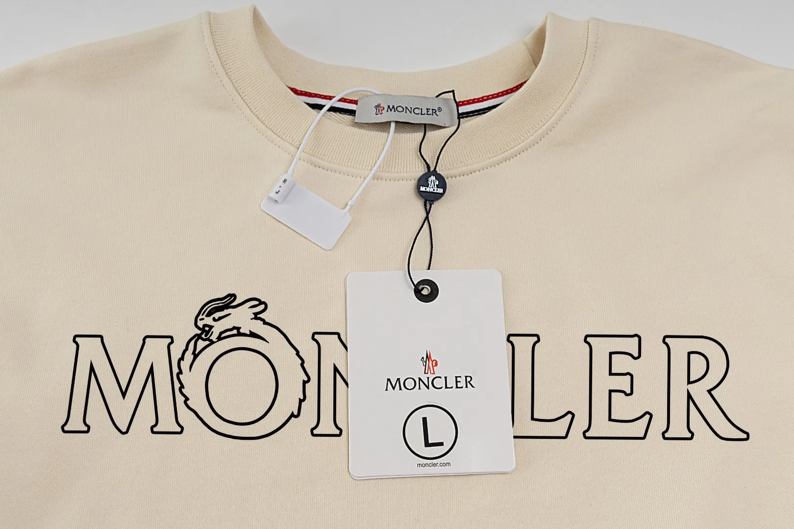 【 Quality】【 MONCLER】【In Stock 】 2024 New Arrival Premium 3D LOGO ， ， Premium ⚠️ ： 460 ， 21S 10S 26/2 1*1 ！ ， ， ， ， ， ！ Same Style ✔️ Same Style： ❗ ✔️【 Same Style， In Stock！】 ➡️Size：S M L XL XXL ➡️ ：Black White ⚠️Size Size
